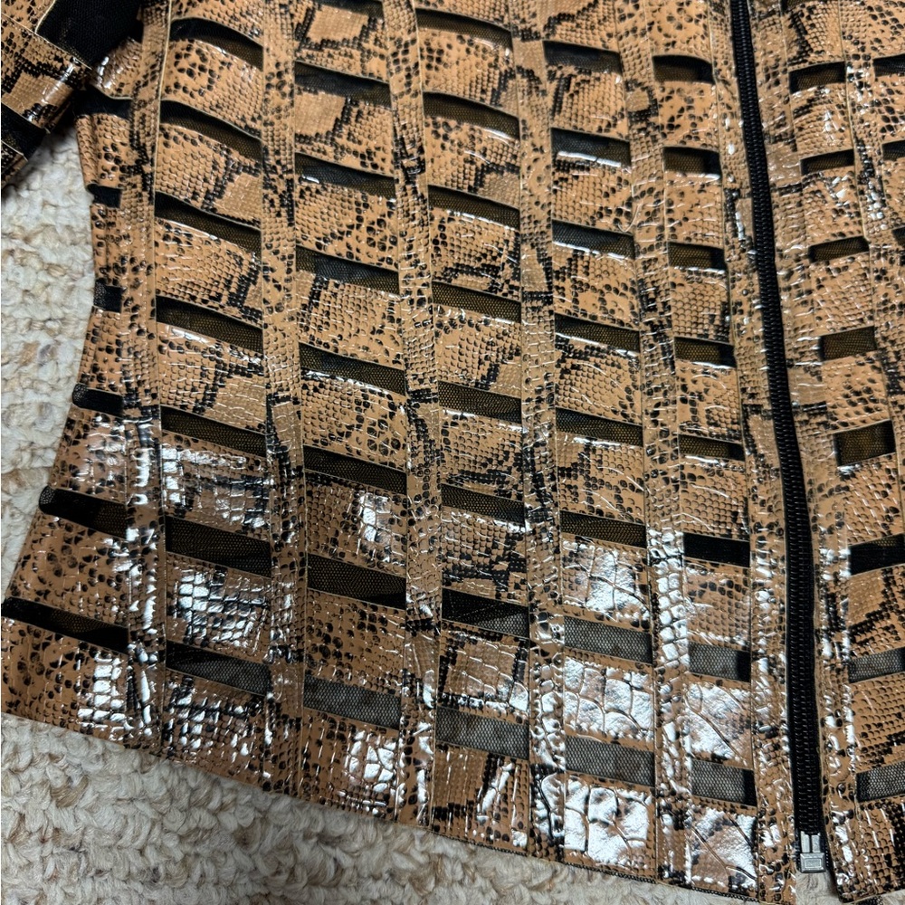 Becky&Bobby Chic Gold and Black Patterned Blazer - Picture 6 of 16
